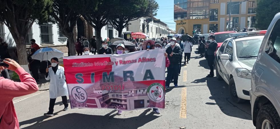 Médicos y administrativos de la CNS se movilizaron 