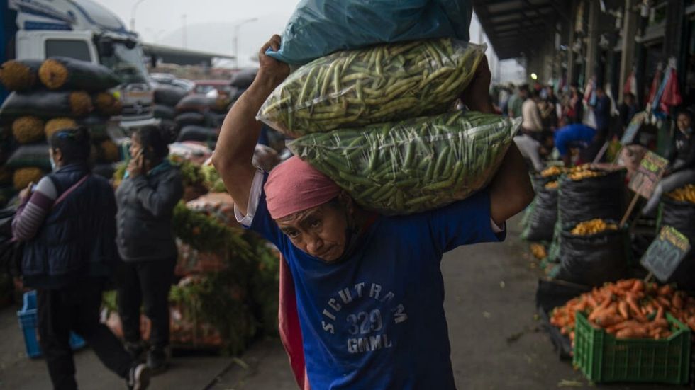 "Comer arroz con huevo es un lujo": las alzas de precios angustian a los peruanos