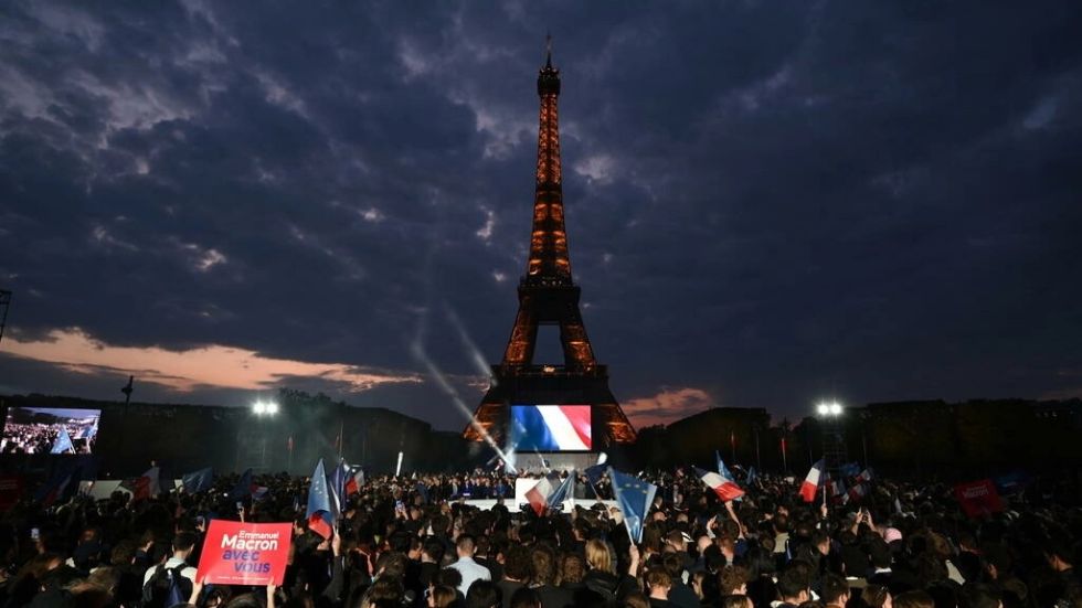 A los pies de la Torre Eiffel, la sobriedad de Macron y la alegría de sus seguidores