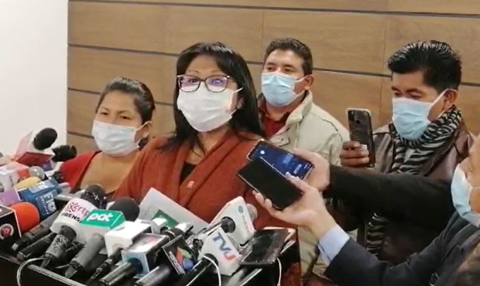 Diputada yungueña anuncia proceso por discriminación a opositor que criticó al acullico