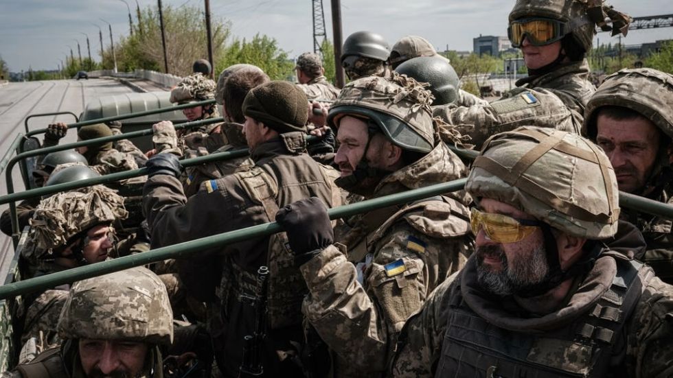 Los soldados de la 81º brigada de Ucrania se retiran extenuados del frente del este