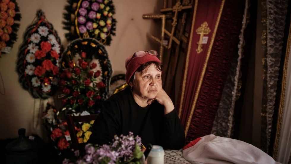 Antonina pasa la guerra en Ucrania entre crucigramas y ataúdes
