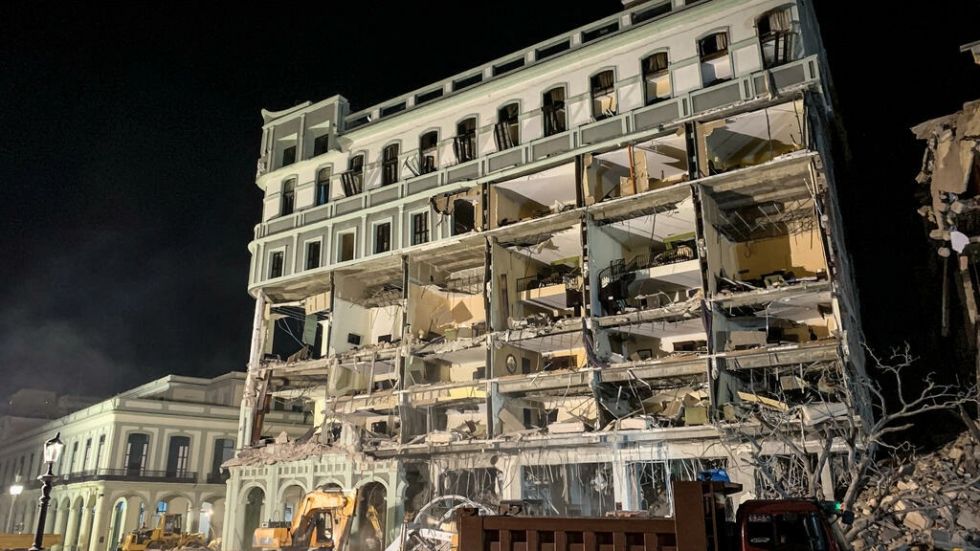 Prosigue búsqueda de sobrevivientes entre los escombros del hotel en Cuba