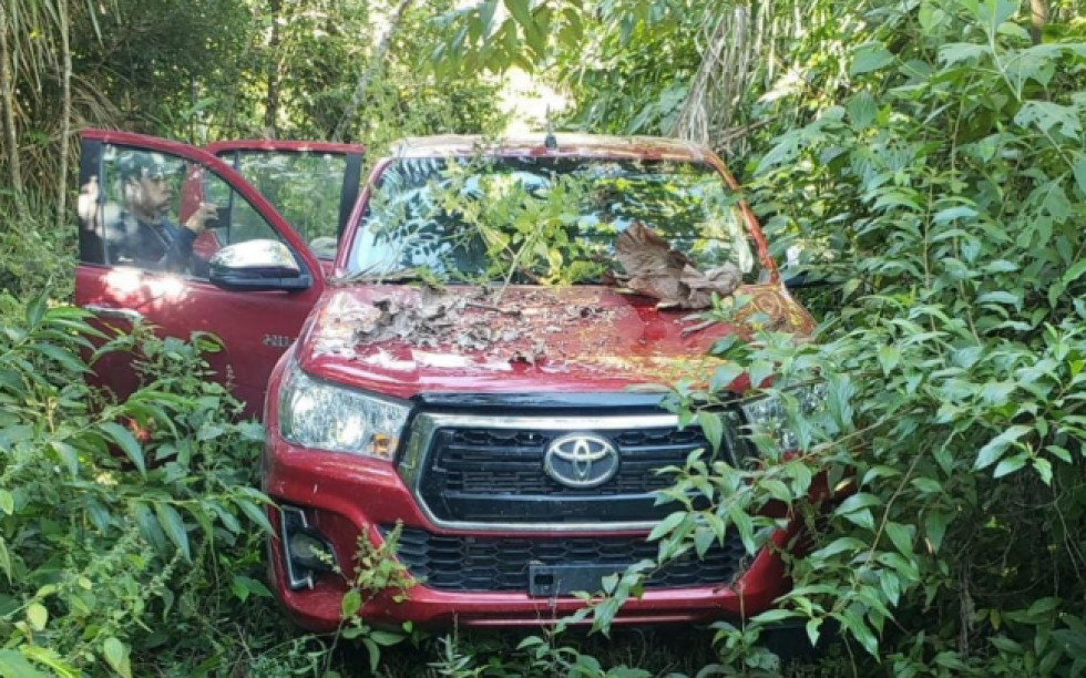 Policía encuentra abandonada camioneta roja robada en Chile y que se vendía en Yapacaní