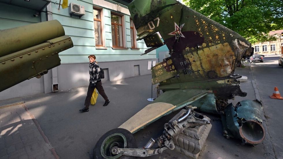Una exhibición de trofeos de guerra en Kiev provoca reacciones encontradas