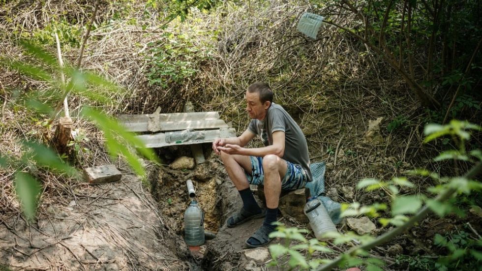 Un hilo de agua potable, salvavidas en una zona de guerra de Ucrania