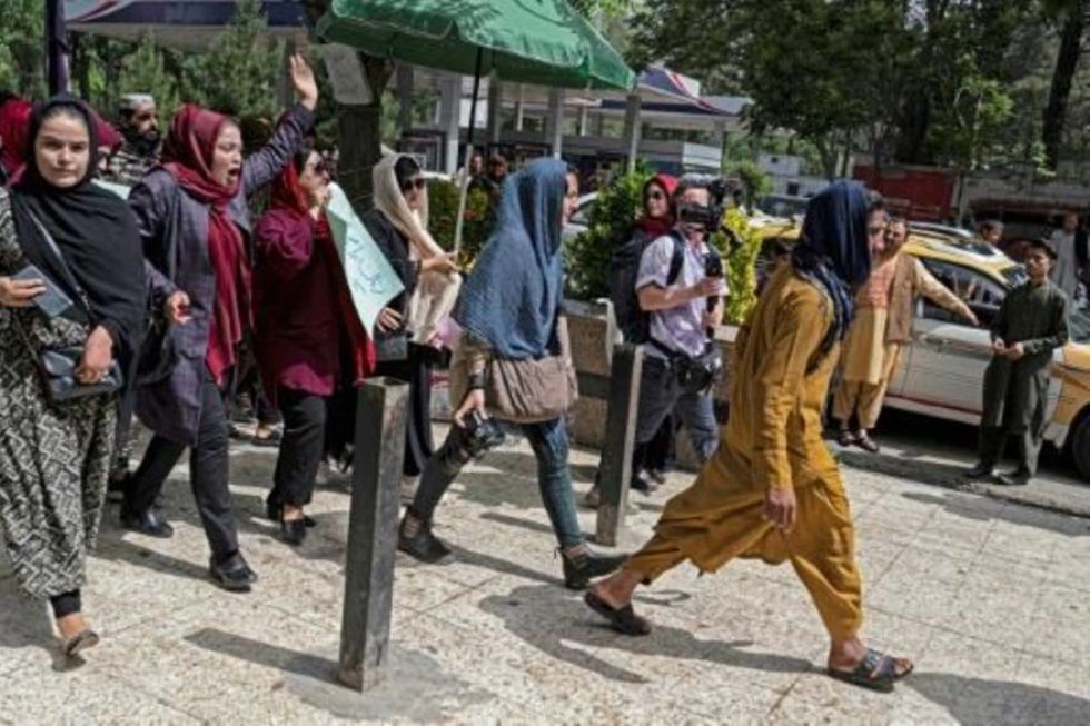 Una decena de mujeres protestan en Kabul contra la imposición del velo integral