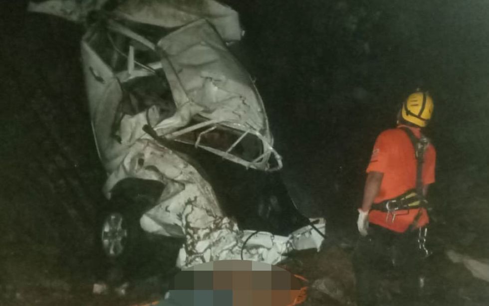 Mueren tres personas por embarrancamiento en el camino Caranavi-La Paz