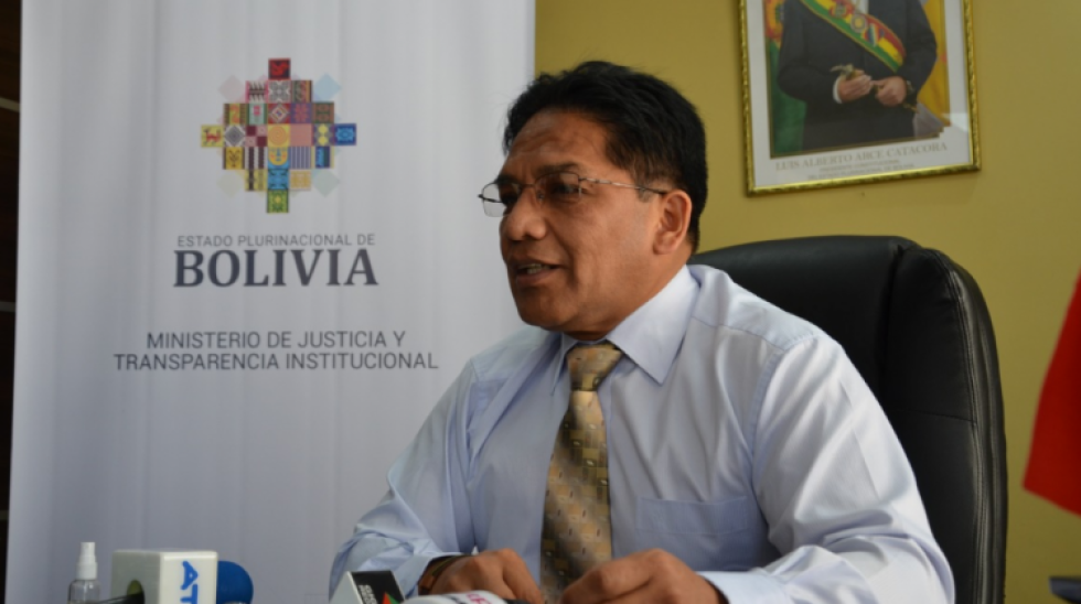 Gobierno compromete normativa para regular inmobiliarias y casas de empeño en esta gestión