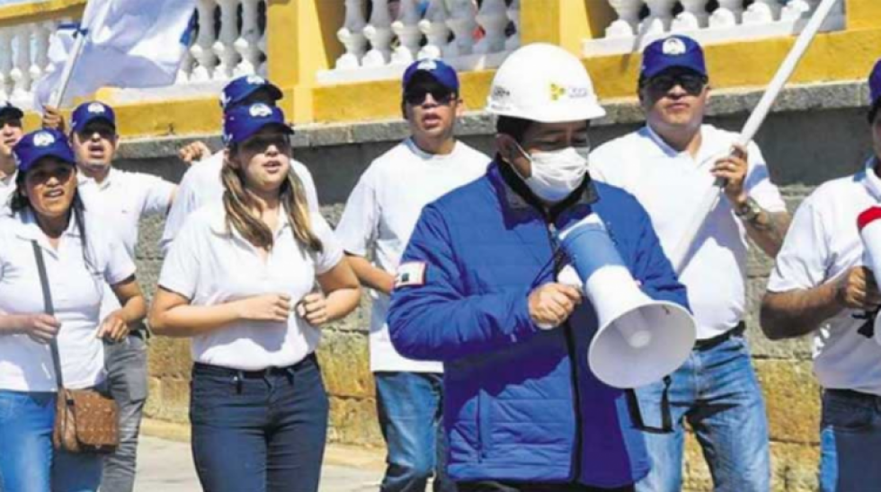 Ministro de Obras Públicas admite ser comandante de los "guerreros azules"
