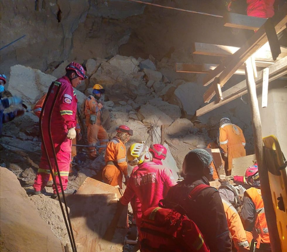 Cae el talud de una construcción en La Paz y sepulta a tres obreros, uno ya fue rescatado