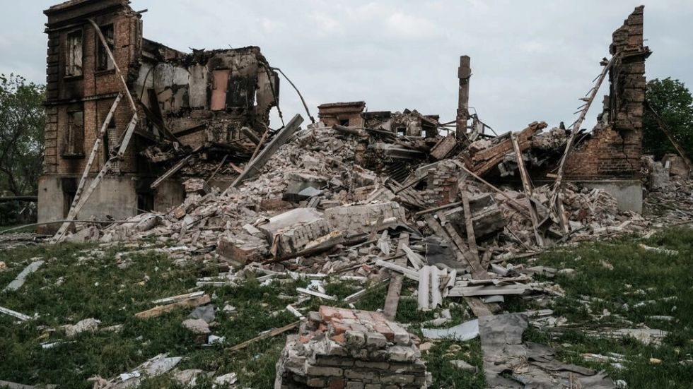 Ruinas humeantes y civiles abandonados en Bilogorivka, corazón de la batalla por el Donbás