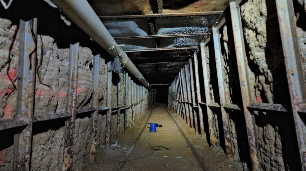 Descubren túnel de narcotraficantes en la frontera entre EEUU y México