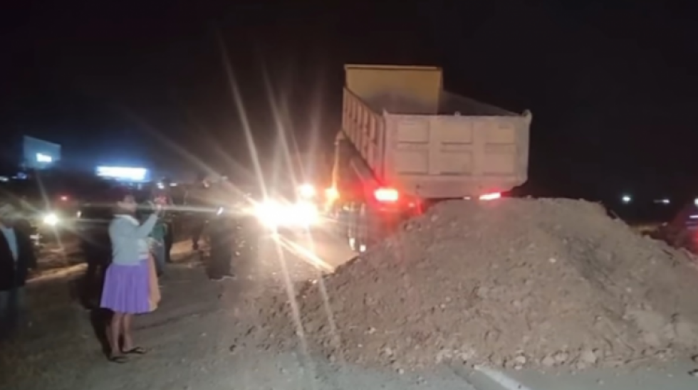 Alcalde y pobladores de San Julián bloquean la carretera Santa Cruz - Trinidad en demanda de obras