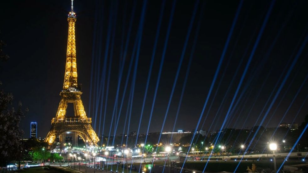 "Otro año difícil" para la Torre Eiffel, pese al regreso de turistas a Francia