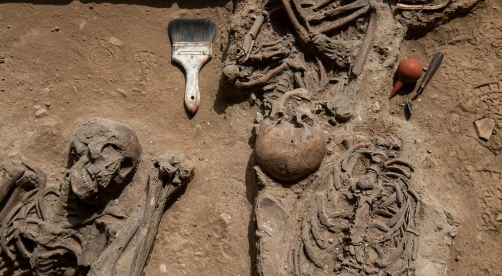 Hallan cementerio colonial con 42 entierros en antiguo hospital de Perú