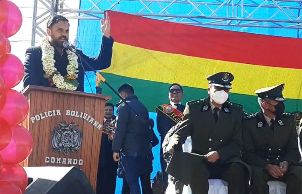 Ministro Del Castillo anuncia entrega de un helicóptero para patrullaje en El Alto