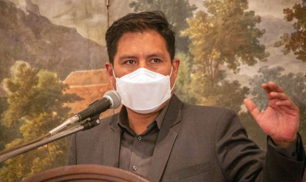 Auza tilda de irresponsable, contradictorio y mentiroso al anuncio de paro médico