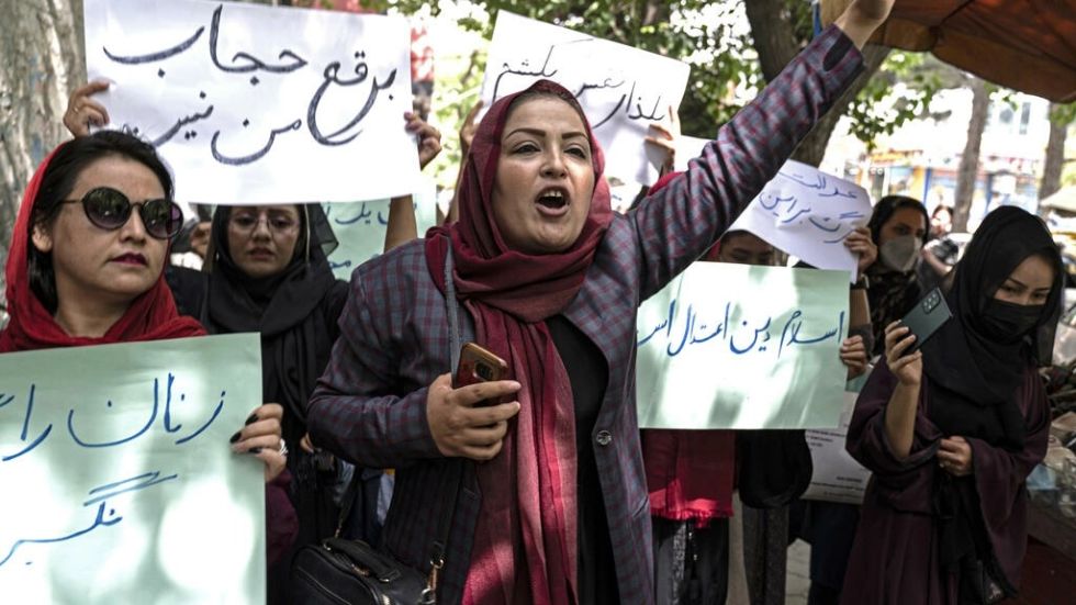 Una veintena de afganas salen a las calles de Kabul para exigir sus derechos