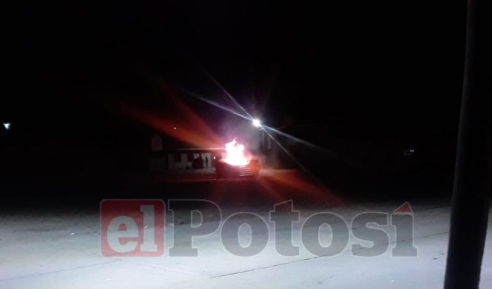 Turba de comunarios quemó un auto y retuvo a un policía en Puna