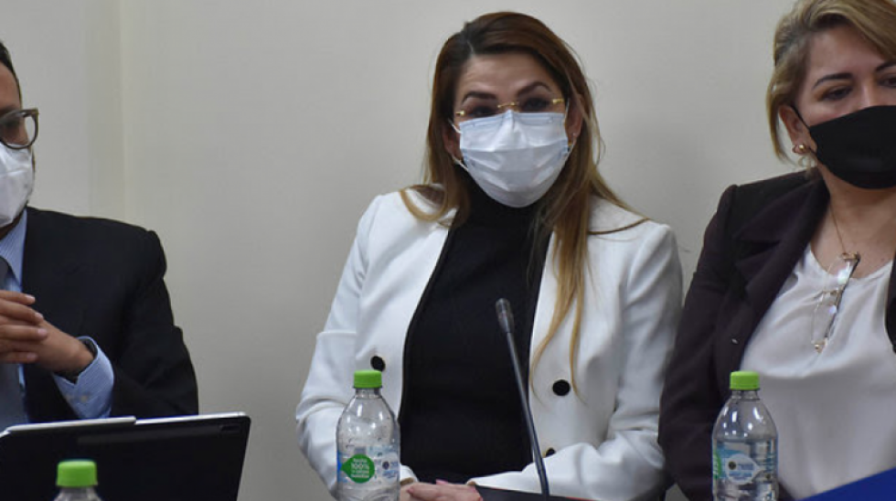 Defensa de Áñez denuncia injerencia política en el TCP, pide aclaración y espera no reanudar juicio