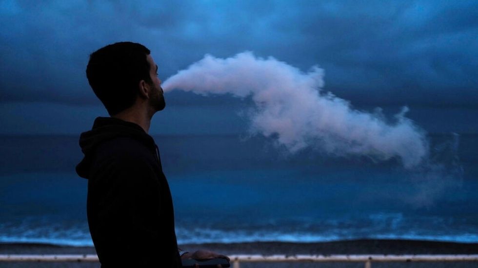 Desde vapeadores hasta fumar en su principal plaza, México endurece normas antitabaco