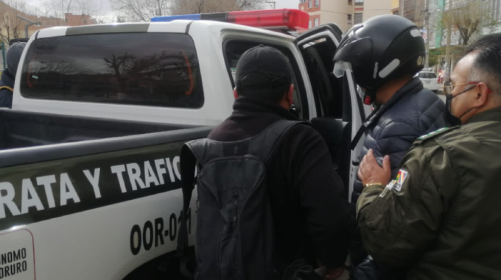 Policía abre proceso disciplinario a capitán involucrado en el robo de autos en Chile