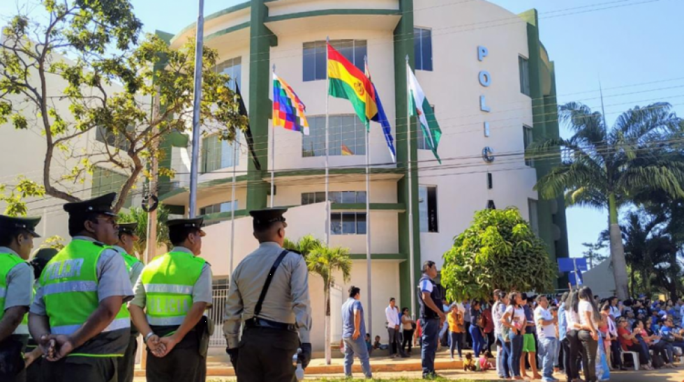 Anuncian suspensión y proceso de policía encontrado en posesión de auto robado en Brasil