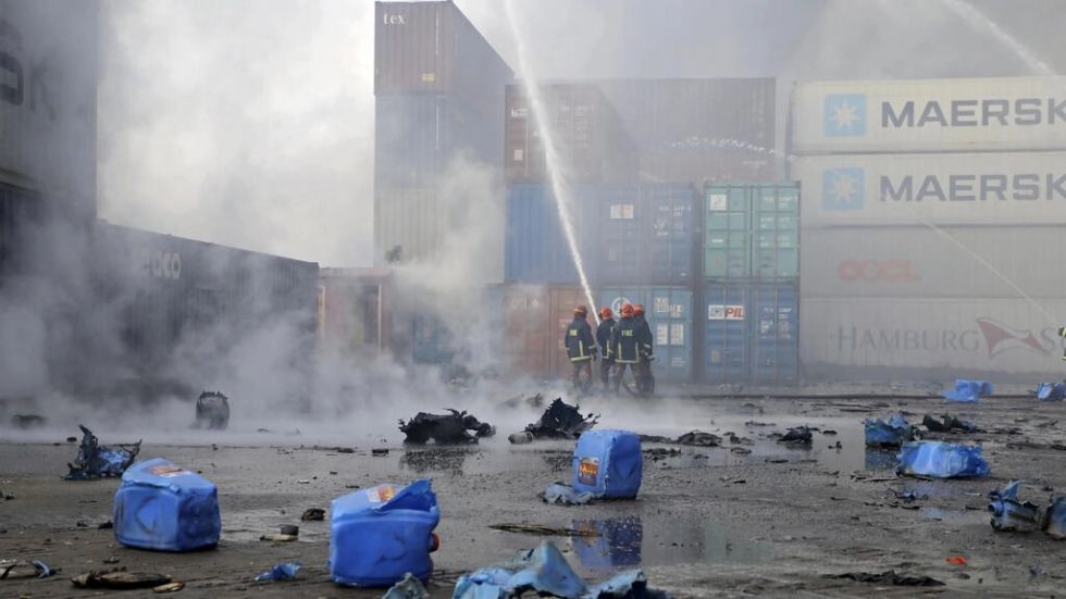Una gigantesca explosión en un depósito de contenedores en Bangladés deja al menos 38 muertos