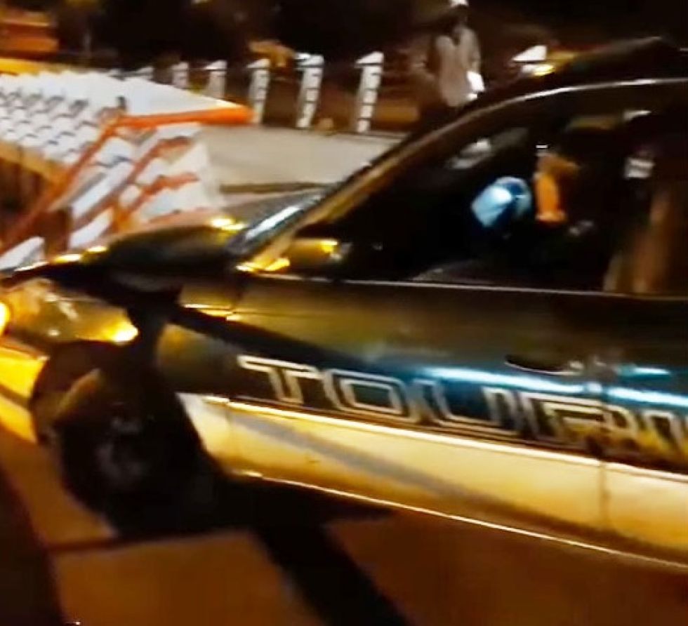 El Alto: Policía busca al conductor que subió su vehículo a pasarela peatonal