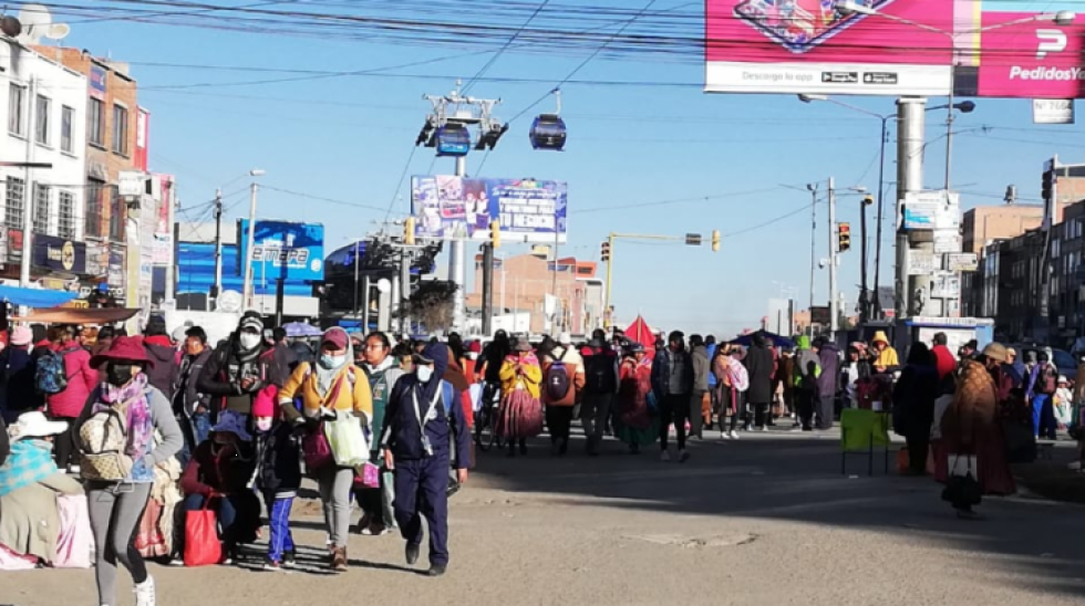 Padres de familia inician bloqueo indefinido en El Alto; exigen a la Alcaldía atender su pliego
