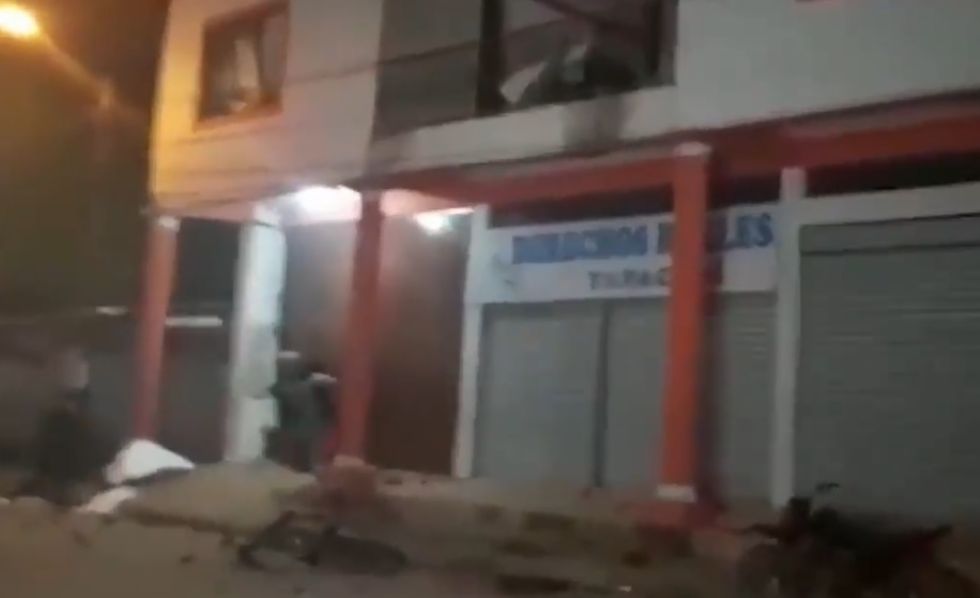 Pobladores de Yapacaní sacan de juzgado y golpean a un acusado de violar a un niño
