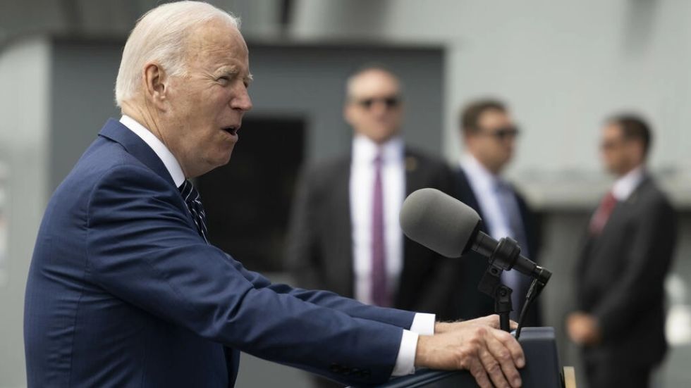 ExxonMobil "ganó más dinero que Dios" este año, dice Biden