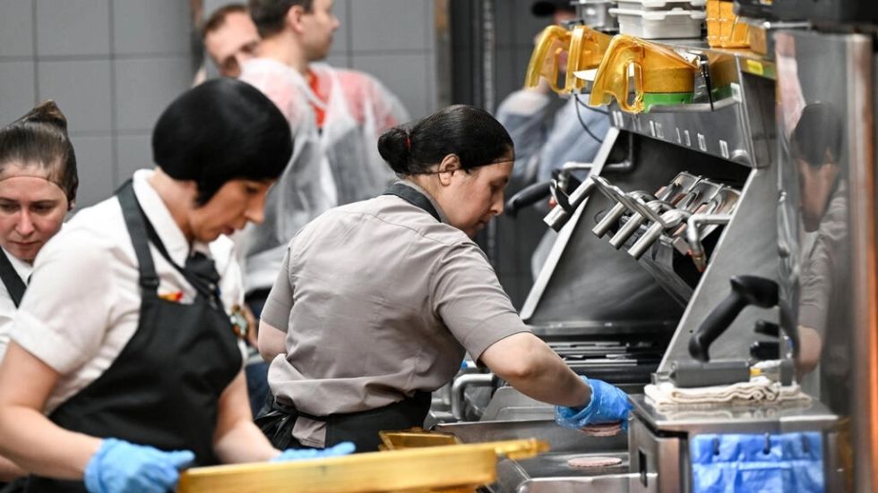 Una Rusia nostálgica inaugura en Moscú los primeros "McDonald's rusos"