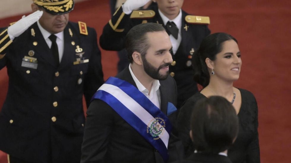Pandillas en El Salvador tratan de "evolucionar hacia guerrilla", dice Bukele