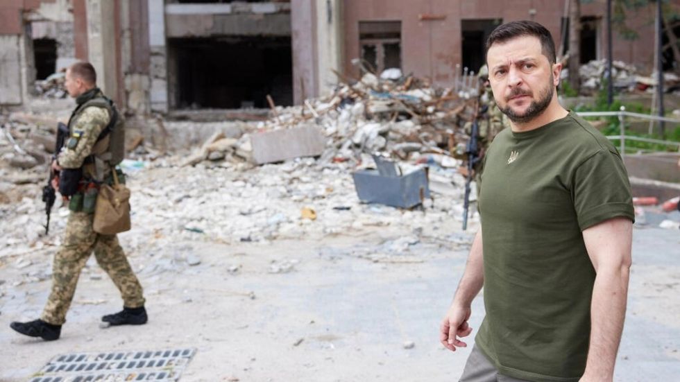 Zelenski insta a defender el sur de Ucrania y la OTAN teme que la guerra dure "años"