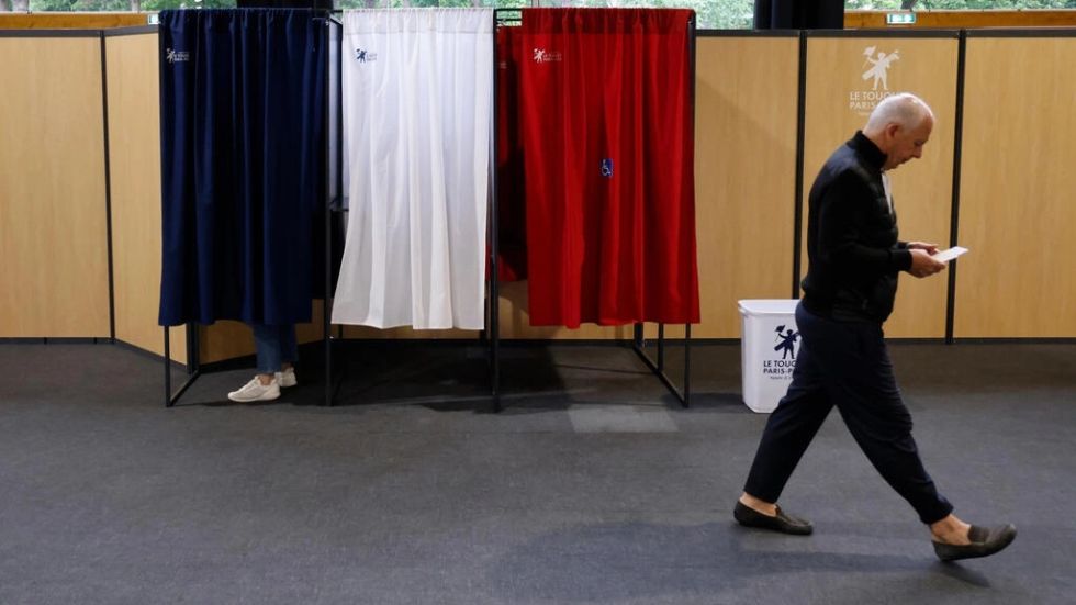 Francia vota si dar la mayoría absoluta legislativa a Macron