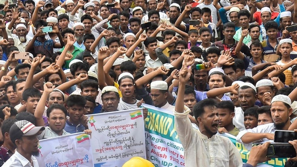 Decenas de miles de refugiados rohinyás se manifiestan en Bangladés