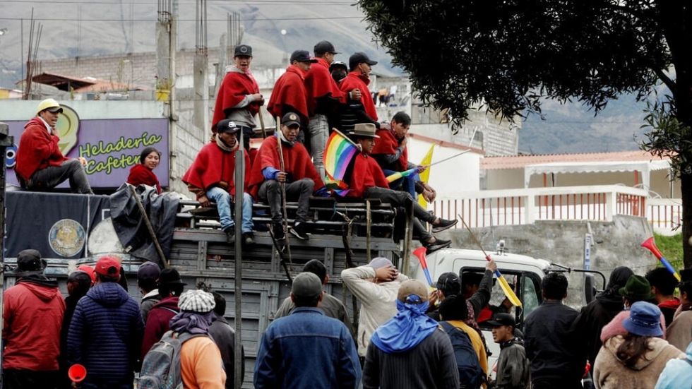 Presidente de Ecuador dice que indígenas lo quieren "botar"