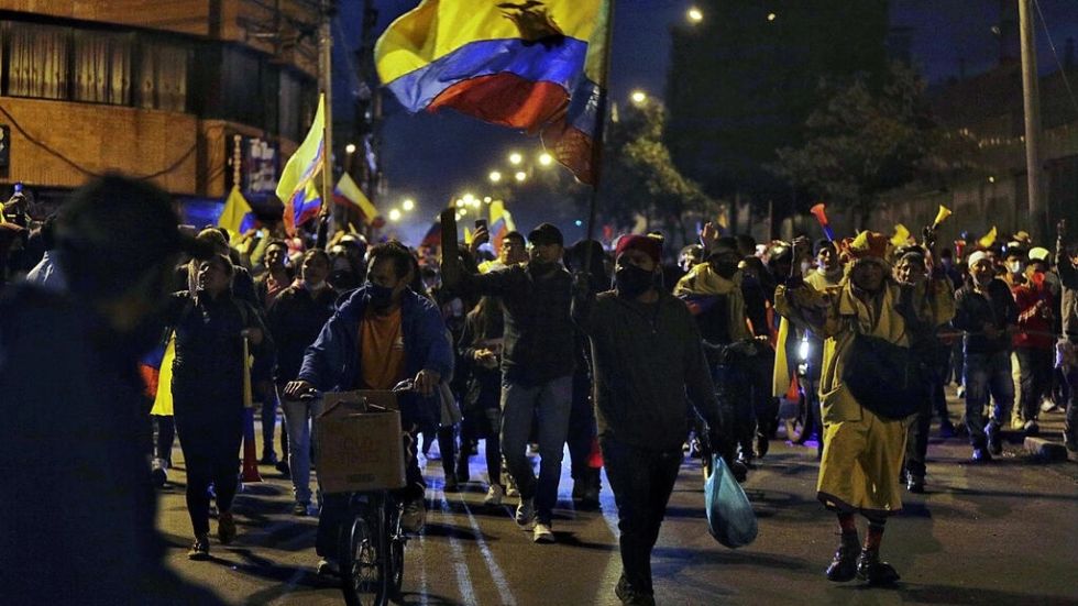 La democracia en Ecuador está en "serio riesgo" por protestas indígenas, según FFAA
