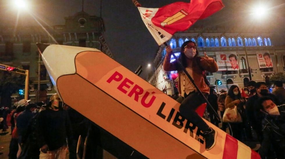 Partido que llevó al poder al presidente de Perú pasa a la oposición