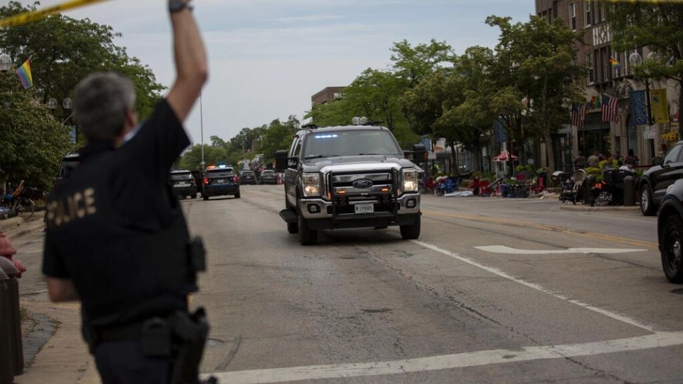 Al menos 6 muertos y 24 heridos en tiroteo en desfile cerca de Chicago