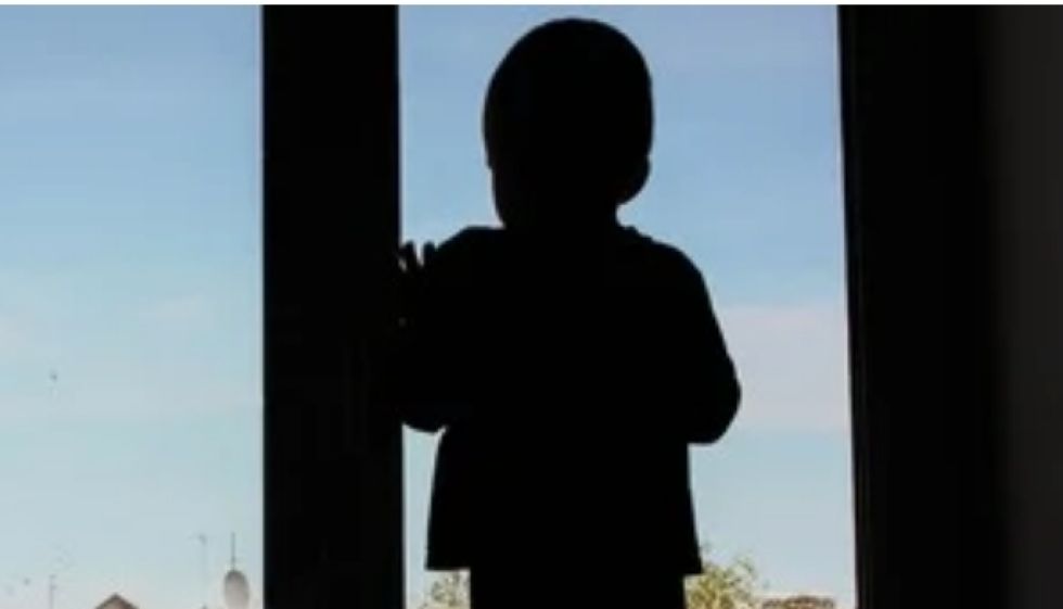 La Paz: Policía encuentra a niño que escapó de su casa utilizando una cuerda y colchones
