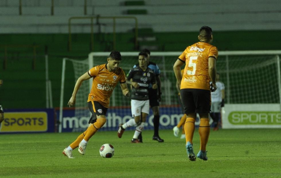 Royal Pari logra un triunfo en tiempo de adición sobre Independiente