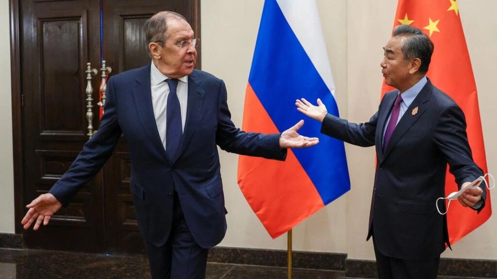Los jefes de la diplomacia de Rusia y China se entrevistan en Bali antes de la reunión del G20