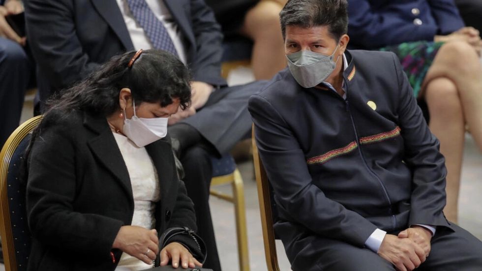 Primera dama de Perú declara ante fiscal por caso de supuesto tráfico de influencias