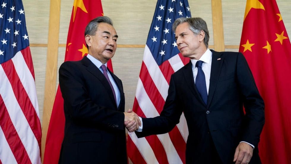 El ministro chino de Relaciones Exteriores, Wang Yi, saluda al secretario estadounidense de Estado, Antony Blinken