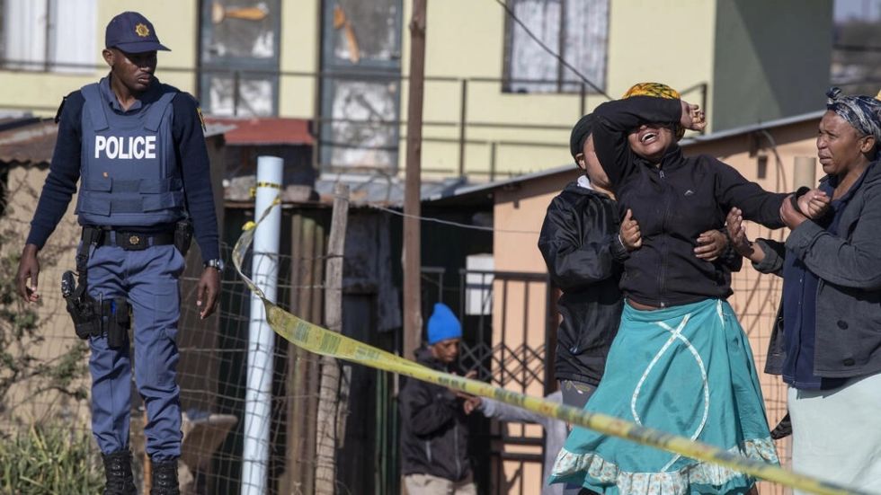 Al menos 19 muertos en Sudáfrica en dos tiroteos en bares