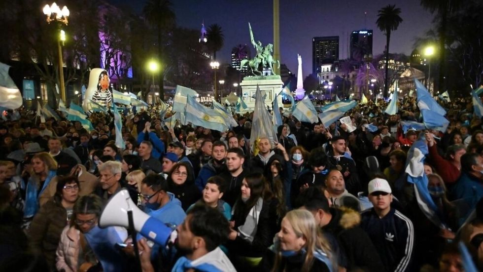Marcha opositora en Argentina con el lema "Defendamos la República"