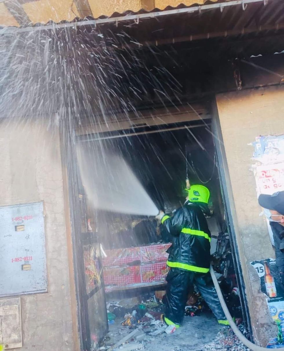 Sobrecalentamiento provoca incendio en tienda de barrio